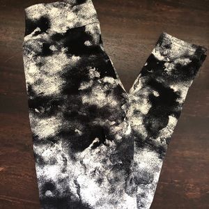 New Black and white Peachskin Leggings OS